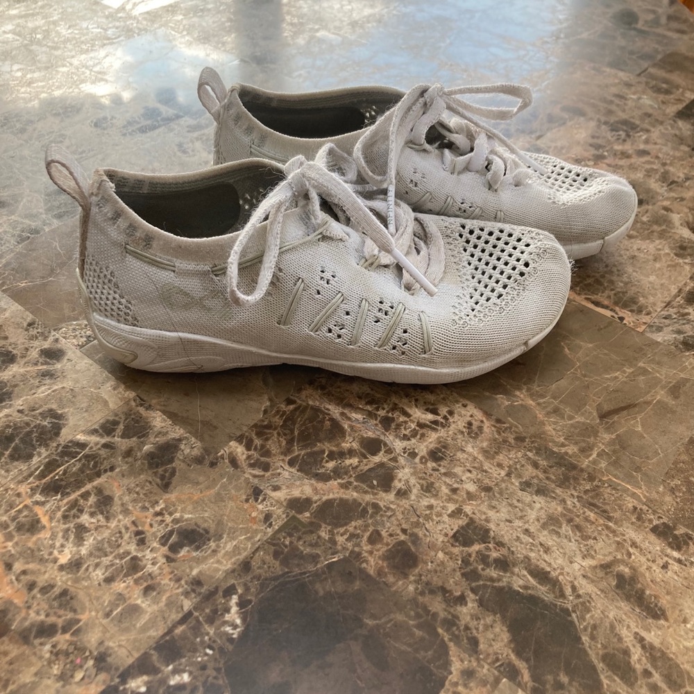 Cheer shoes